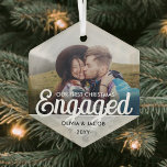 Ornement En Verre Premier Noël Engagé Photo Faux Marble Hexagon<br><div class="desc">Célébrez le 1er jour férié de votre fiançailles avec une photo personnalisée "Notre premier Noël engagé" en faux marbre en forme d'hexagone ornement de verre. Image et toute la formulation de ce modèle sont simples à personnaliser. (CONSEIL EN MATIÈRE DE PLACEMENT D'IMAGE : Une façon simple de centrer une photo...</div>
