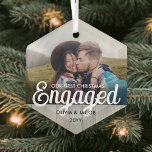 Ornement En Verre Premier Noël Engagé Photo Faux Wood Hexagon<br><div class="desc">Célébrez le 1er jour férié joyeux de votre fiançailles avec une photo personnalisée "Notre premier Noël Engagé" en forme d'hexagone ornement en verre. Image et toute la formulation de ce modèle sont simples à personnaliser. (CONSEIL EN MATIÈRE DE PLACEMENT D'IMAGE : Une façon simple de centrer une photo exactement comment...</div>