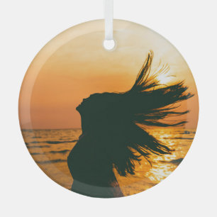 Ornement En Verre Silhouette de fille, coucher du soleil sur la mer,