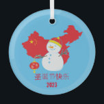 Ornement En Verre Snowman, drapeau chinois de Noël<br><div class="desc">Ajoutez une touche classique,  mais personnelle,  à votre décor de vacances avec cet ornement en verre Snowman,  le drapeau chinois de Noël.</div>