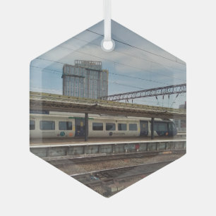 Ornement En Verre Train bleu et blanc, devant un bâtiment