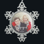 Ornement engagé de vacances de Noël de flocon de<br><div class="desc">Le cadeau personnalisé parfait pour que les jeunes mariés comportent un manuscrit de calligraphie qui indique "s'est engagé",  une photo et l'année.</div>