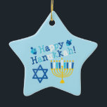 Ornement Étoile En Céramique Bonne Hanoukka<br><div class="desc">Heureux texte Hanoukka avec une menorah,  Star of David et deux dreidels. Couleurs bleu,  blanc et jaune.</div>