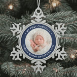 Ornement Flocon De Neige 1er Noël Photo moderne Marine Bleu Blanc<br><div class="desc">Célébrez les joies simples de la saison des Fêtes avec un élégant décor de Noël bleu marine et blanc personnalisé photo ronde flocon de neige en métal. L'écriture et l'image de ce modèle sont simples à personnaliser. La citation de "Mon premier Noël" est facile à changer en coque, l'ornement est...</div>