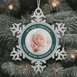 Ornement Flocon De Neige 1ère photo moderne de Noël de bébé vert et blanc<br><div class="desc">Célébrez les joies simples de la saison des Fêtes avec une photo personnalisée verte et blanche élégante rond flocon de Noël en métal. Le design neutre est adapté à un nouveau bébé ou à une nouvelle fille. L'écriture et l'image de ce modèle sont simples à personnaliser. La citation de "Mon...</div>