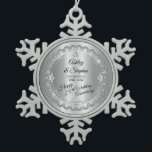 Ornement Flocon De Neige 25ème anniversaire de mariage de diamants élégants<br><div class="desc">L'élégance opulente encadre cette 25ème conception d'anniversaire de mariage dans une conception crantée unique de diamant avec le diamant central de larme avec les diamants en forme de coeur de faux et le faux supplémentaire miroite sur un gradient d'argent-ton. Veuillez noter que tous les embellissements sont imprimés et sont seulement...</div>