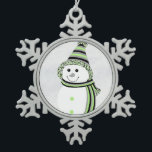 Ornement Flocon De Neige Agender Pride Snowman Snowperson Vert gris blanc<br><div class="desc">Célébrez la saison d'hiver confortable avec cet adorable bonhomme de neige habillé dans les couleurs du drapeau de l'agender, noir, gris, vert clair et blanc. Peu importe la façon dont vous fêtez — Noël, Hanoukka, Kwaanza, solstice d'hiver, ou juste la beauté de la neige — que ce doux sourire vous...</div>