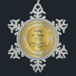 Ornement Flocon De Neige Anniversaire de mariage élégant de diamants<br><div class="desc">L'élégance opulente encadre cette conception d'anniversaire de mariage dans une conception crantée unique de diamant avec le diamant central de larme avec les diamants en forme de coeur de faux et le faux supplémentaire miroite sur un gradient goldtone. Veuillez noter que tous les embellissements sont imprimés et sont seulement faits...</div>