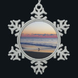 Ornement Flocon De Neige Bethany Beach Sunrise I<br><div class="desc">Certaines plages de la côte Est regorgent de monde et de bâtiments, d'autres sont pleines de nature. Voici une photo du lever du soleil sur une plage tranquille du Delaware, Bethany Beach, pendant la basse saison en avril. Consultez notre magasin pour plus de belles photos du lever du soleil. Cette...</div>