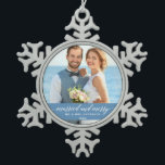 Ornement Flocon De Neige Calligraphie Mariage mariée et joyeuse Bleu clair<br><div class="desc">Marié et Joyeux Élégant Calligraphie Script Mariage Photo Blue Snowflake Ornament de Noël</div>