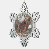 Ornement Flocon De Neige Cardinal mâle rouge sur branches enneigées (Vue impression)