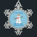 Ornement Flocon De Neige C'est NOw Mystery Detective Snowman Blue<br><div class="desc">Jour de la neige ! ! Il y a des souvenirs spéciaux d'écouter la radio lors d'une journée de tempête d'hiver dans l'espoir d'entendre notre système scolaire parmi la liste des fermetures. Quand il a été finalement annoncé, une joyeuse joie a sonné à travers la maison alors que nous nous...</div>