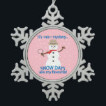 Ornement Flocon De Neige C'est NOw Mystery Detective Snowman Pink<br><div class="desc">Jour de la neige ! ! Il y a des souvenirs spéciaux d'écouter la radio lors d'une journée de tempête d'hiver dans l'espoir d'entendre notre système scolaire parmi la liste des fermetures. Quand il a été finalement annoncé, une joyeuse joie a sonné à travers la maison alors que nous nous...</div>
