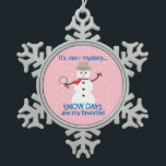 Ornement Flocon De Neige C'est NOw Mystery Detective Snowman Pink<br><div class="desc">Jour de la neige ! ! Il y a des souvenirs spéciaux d'écouter la radio lors d'une journée de tempête d'hiver dans l'espoir d'entendre notre système scolaire parmi la liste des fermetures. Quand il a été finalement annoncé, une joyeuse joie a sonné à travers la maison alors que nous nous...</div>