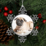 Ornement Flocon De Neige Chien simple Empreinte de patte Personnalisé Nom P<br><div class="desc">L'ornement personnalisé pour animaux de compagnie pour les amoureux de les chiens comprend une photo de votre ami furry sur le devant avec un monogramme de prénom simple et moderne avec accent empreinte de patte en blanc.</div>