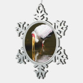 Ornement Flocon De Neige cigogne à bec jaune marchant dans l'eau (Vue impression)