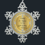 Ornement Flocon De Neige Elegant Gold Diamonds 50th Wedding Anniversary<br><div class="desc">Une élégance opulente encadre ce design mariage d'anniversaire dans une conception diamant à échalotes unique avec diamant en tôle centrale avec diamants en faux coeur et ajouté des faux éclats sur un dégradé de couleur or. Veuillez noter que tous les embellissements sont imprimés et ne sont faits que pour apparaître...</div>