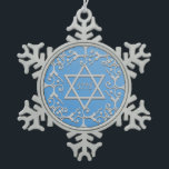 Ornement Flocon De Neige ÉTOILE DE DAVID bleue Hanoukka d'élégance argentée<br><div class="desc">Belle conception de rouleau en argent au-dessus d'un arrière - plan bleu de gradient.  Une étoile de David décore le centre,  avec l'année juive à l'intérieur.  Customisez ou enlevez l'année.</div>