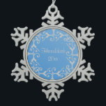 Ornement Flocon De Neige Flocon de neige bleu de Hanoukka d'élégance<br><div class="desc">Belle conception de rouleau en argent au-dessus d'un arrière - plan bleu de gradient.  Customisez l'année.</div>