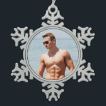 Ornement Flocon De Neige Hot Guy Bare Poitrine Musculaire Abs Beach Shirles<br><div class="desc">Hot Guy Bare Chest Muscular Abs Beach Shirless Photo Ornament - Hang ce sexy chaud sur votre arbre de vacances ou de faire un plein pour cette personne spéciale avec cet ornement de Noël habillé.</div>