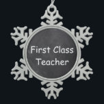 Ornement Flocon De Neige Idée cadeau Chalkboard Design pour enseignant de p<br><div class="desc">Première classe Enseignant Chalkboard Design Enseignant Idée cadeau de Noël Arbre de Noël Ornement</div>