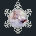 Ornement Flocon De Neige Jolie photo Christmas Kitten<br><div class="desc">Un ornement de Noël avec la photo d'un chaton gingembre assis sur un chapeau doux de Père Noël blanc et rouge. Des lumières floues étincelantes bokeh arrière - plan.</div>