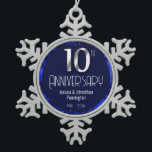 Ornement Flocon De Neige Joyeux 10e anniversaire de Mariage<br><div class="desc">Beau bleu Joyeux 10e anniversaire ornement. Faux feuille le 10e et comme cadre de bordure. Arrière - plan à huile bleue créé par Valarie Wade. Petit bijou de coeur bleu dans le coin supérieur. Les noms et les dates sont réglables.</div>