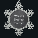 Ornement Flocon De Neige Le plus grand cadeau d'enseignant de Chalkboard De<br><div class="desc">Le plus grand enseignant du monde Chalkboard Design enseignant Idée cadeau de l'enseignant Arbre de Noël Ornement</div>