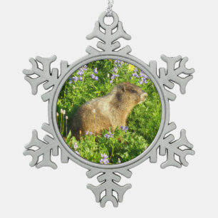 Ornement Flocon De Neige Marmotte dans les fleurs sauvages du mont Rainier