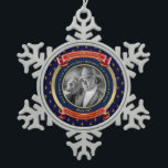 Ornement Flocon De Neige Milestone Birthday Gold Photo 60th Sixty Blue Red<br><div class="desc">Célébrez votre anniversaire d'étape avec cette élégante plaque commémorative de saké. De simples bandes dorées et des bannières dorées sur des arrière - plans à motifs de fleur de lis constituent le cadre idéal pour votre photo préférée. Remplacez l'exemple de photo et de texte par le vôtre pour un cadeau...</div>