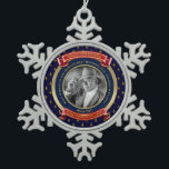 Ornement Flocon De Neige Milestone Birthday Gold Photo 70th Seventy Blue<br><div class="desc">Célébrez votre anniversaire d'étape avec cette élégante plaque commémorative de saké. De simples bandes dorées et des bannières rouges dorées au-dessus de arrière - plans à motifs de fleurs de lis marines constituent le cadre idéal pour votre photo préférée. Remplacez l'exemple de photo et de texte par le vôtre pour...</div>
