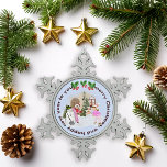 Ornement Flocon De Neige Noël Snowman et Amusement familial<br><div class="desc">Cette illustration vintage capture une famille qui s'amuse dans la neige. Habillé d'un casquette vert et d'une écharpe,  le bonhomme de neige fait ressortir le meilleur esprit hivernal. Dans l'arrière - plan il y a une petite maison cosy,  éclairée par des lumières de Noël et une jolie couronne.</div>