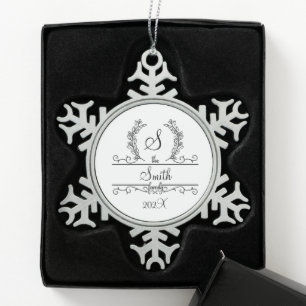 Ornement Flocon De Neige Nom de famille Monogram Snowflake Fêtes