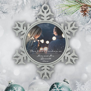 Ornement Flocon De Neige Notre premier Noël en tant que Mme et M. Photo de