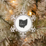 Ornement Flocon De Neige Ohioan Love Ohio Formé noir Buckeye Chalkboard<br><div class="desc">Doté de la silhouette plan de l'état de l'Ohio rempli d'un arrière - plan noir solide et du mot amour écrit en lettres coques inférieures à l'intérieur, cet ornement de Noël à thème d'amour de l'état est parfait pour quiconque aime l'Ohio et veut le partager sur leur arbre cette saison...</div>