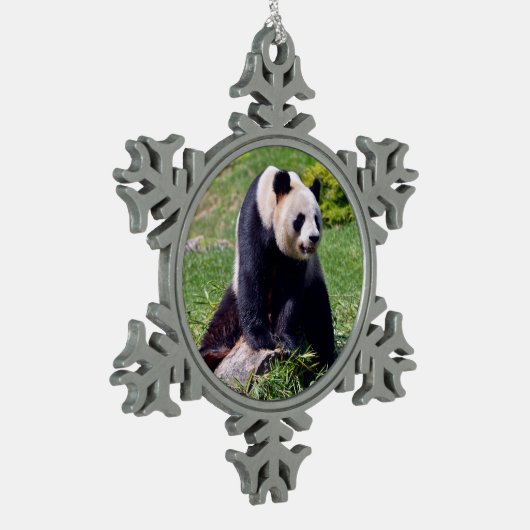 Ornement Flocon De Neige Panda géant assis sur une pierre (Gauche)