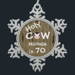 Ornement Flocon De Neige Personalisé Funny Holy Cow 70th Birthday Ornament<br><div class="desc">Personnalisée Humoristique Vache Sainte Quelqu'un est 70 Anniversaire Flocon de neige ornement de Noël avec Faux Barn Arrière - plan en bois.</div>