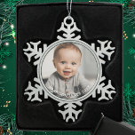 Ornement Flocon De Neige Photo de bébé Keepsaké personnalisée<br><div class="desc">Ajoutez la photo,  le nom et l'année de votre enfant pour customiser cet ornement pour un cadeau unique et magnifique pour la famille. Les grands-parents vont adorer cette tenue spéciale ! Facile à personnaliser et prêt à offrir!</div>