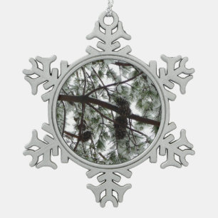 Ornement Flocon De Neige Photo hivernale sous le pin couvert de neige