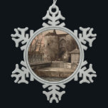 Ornement Flocon De Neige Porte de Gand, Bruges, Belgique<br><div class="desc">Une image vintage de la porte de Gand à Bruges, Belgique qui a été prise vers la fin du 19ème siècle. La photographie montre la belle vieille architecture de la porte le long du bord de l'eau, avec un pont menant au-dessus de l'eau à la porte. Courtoisie de photographie du...</div>
