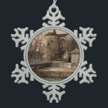 Ornement Flocon De Neige Porte de Gand, Bruges, Belgique<br><div class="desc">Une image vintage de la porte de Gand à Bruges, Belgique qui a été prise vers la fin du 19ème siècle. La photographie montre la belle vieille architecture de la porte le long du bord de l'eau, avec un pont menant au-dessus de l'eau à la porte. Courtoisie de photographie du...</div>