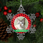 Ornement Flocon De Neige Red Pet Empreintes de pattes Personnalisé Chat Nom<br><div class="desc">Cet ornement festif personnalisé peut être personnalisé avec une photo mignonne de votre animal de compagnie (ou chien) et leur prénom. Comprend une couleur arrière - plan rouge avec une bande monographique verte et un motif empreinte de patte noir. Fait un cadeau de Noël unique pour les amoureux de les...</div>