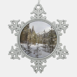 Ornement Flocon De Neige Scène de montagne enneigée en hiver dans le Montan
