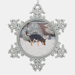 Ornement Flocon De Neige Scène de neige d'hiver avec le chien noir et