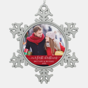 Ornement Flocon De Neige Script élégant Notre premier Noël Couple Rouge