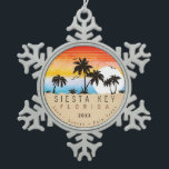 Ornement Flocon De Neige Siesta Key Florida Beach Retro Sunset Souvenir 60s<br><div class="desc">Siesta Key Florida Vintage 60s Souvenirs. Siesta Key Florida - Retro Tropical Palm Tree 60s Souvenirs design Vintage fait un grand cadeau de Noël ou d'anniversaire pour les fans de Siesta Key plage. Le design rétro de l'ambiance estivale est un cadeau parfait pour les amateurs de voyage et de destination...</div>