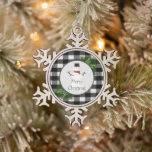 Ornement Flocon De Neige Snowman Buffalo Plaid Snowflake Orament<br><div class="desc">Décorez votre arbre de Noël en cette saison de fêtes avec un ornement de flocon de neige de Buffalo. La décoration ornementale comprend une boîte ornée de branches de pin et d'un charmant bonhomme de neige contre un arrière - plan en plaid de buffle noir et blanc. Autres cadeaux et...</div>