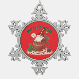 Ornement Flocon De Neige Un elfe de Noël cosy dans une tasse de cacao chaud