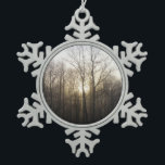 Ornement Flocon De Neige Winter Fog Sunrise Nature Photographie<br><div class="desc">Le lever du soleil dans le Maryland était particulièrement intéressant un matin froid quand la forêt était entourée de brouillard. Il y a un jaune pâle qui apparaît dans le ciel. Découvrez notre magasin pour plus de belles photos de paysages au lever du soleil et au coucher du soleil. Cette...</div>