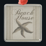 Ornement Métallique Beach House Starfish Seashore<br><div class="desc">Ce cadeau de maison de plage d'étoiles de mer est un cadeau de plage apaisant. L'image a un arrière - plan couleur sable, avec un motif qui ressemble à une toile. C'est parfait pour la maison de plage, et vous donne l'ambiance pour l'été. Le décor de la maison de plage...</div>